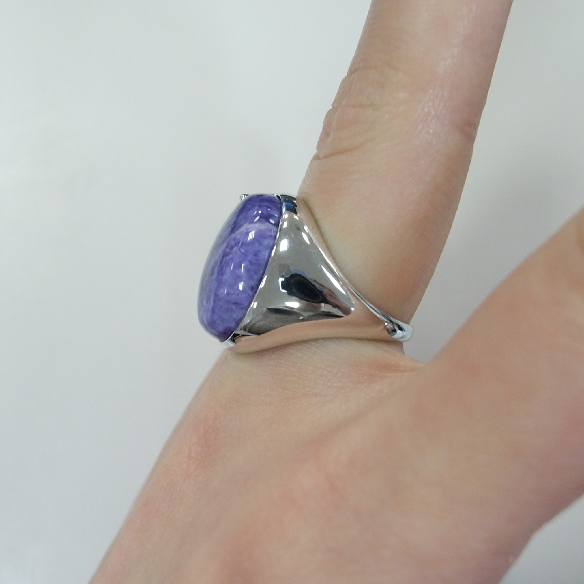 Серебряное кольцо с чароитом